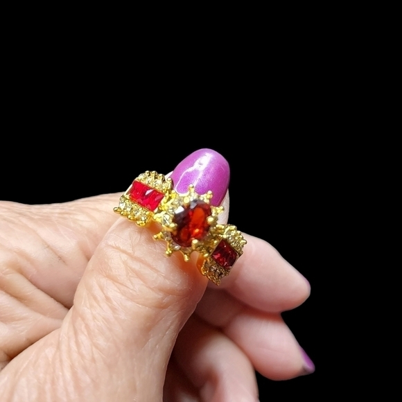 Gorgeous red stone , 925 silver in gold setting. Cubic zirconia around stone - Picture 6 of 13